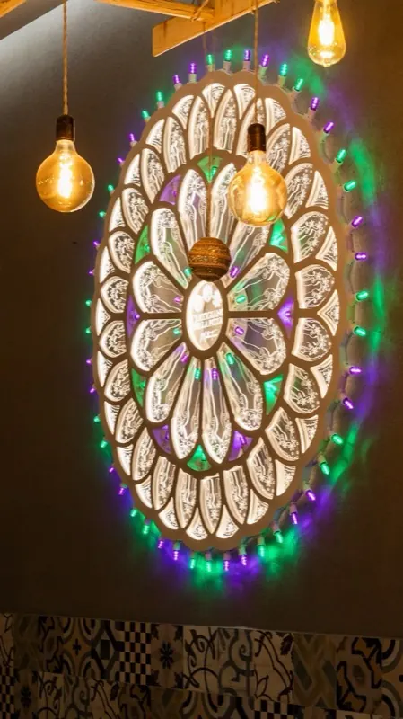 Il rosone luminoso della sala