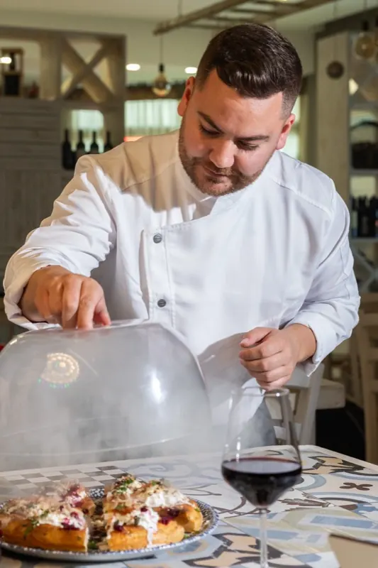 Matteo Toma solleva la cloche su un piatto