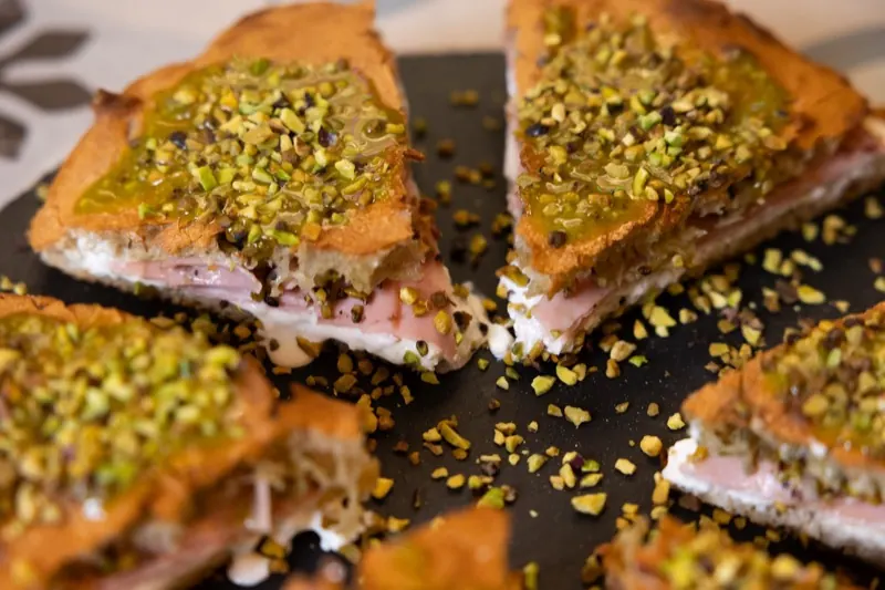 Puccia farcita con granella di pistacchio