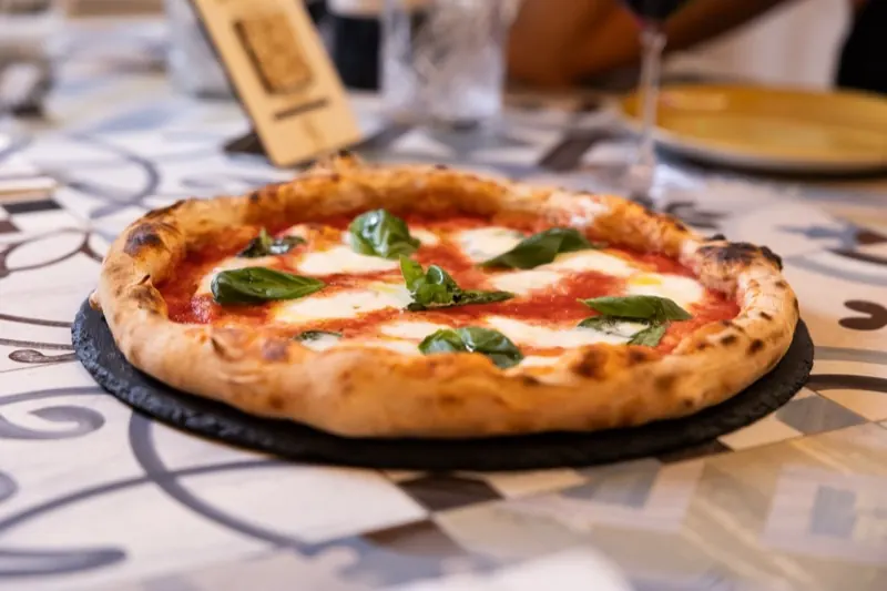 Margherita con basilico fresco