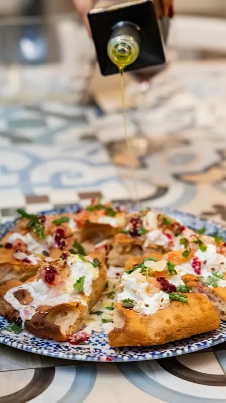 Focaccia con burrata e un filo d'olio